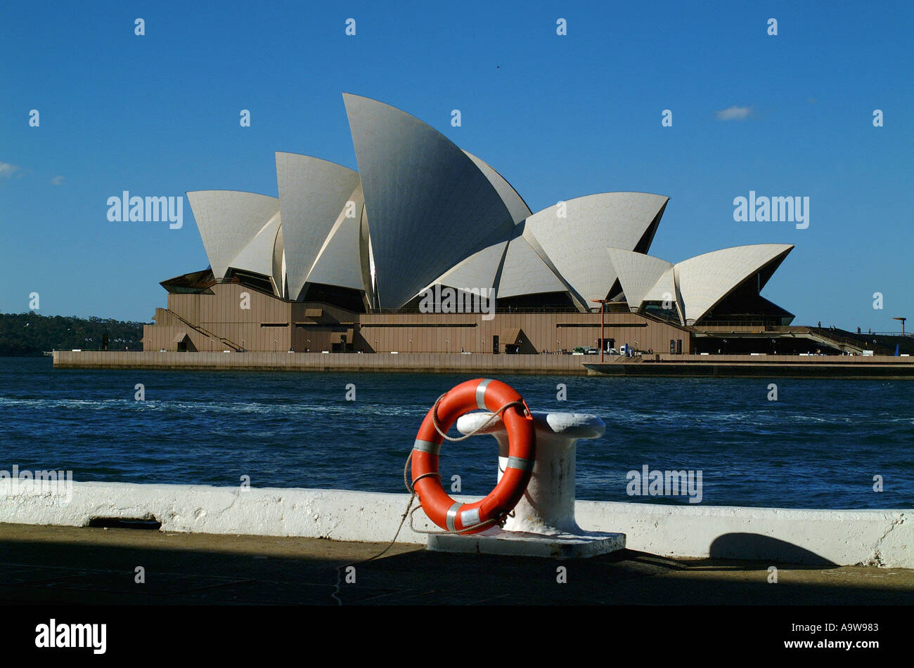 Sydney Opera House, mit blauem Himmel und Meer, gegenüber Docking-Bucht Stockfoto