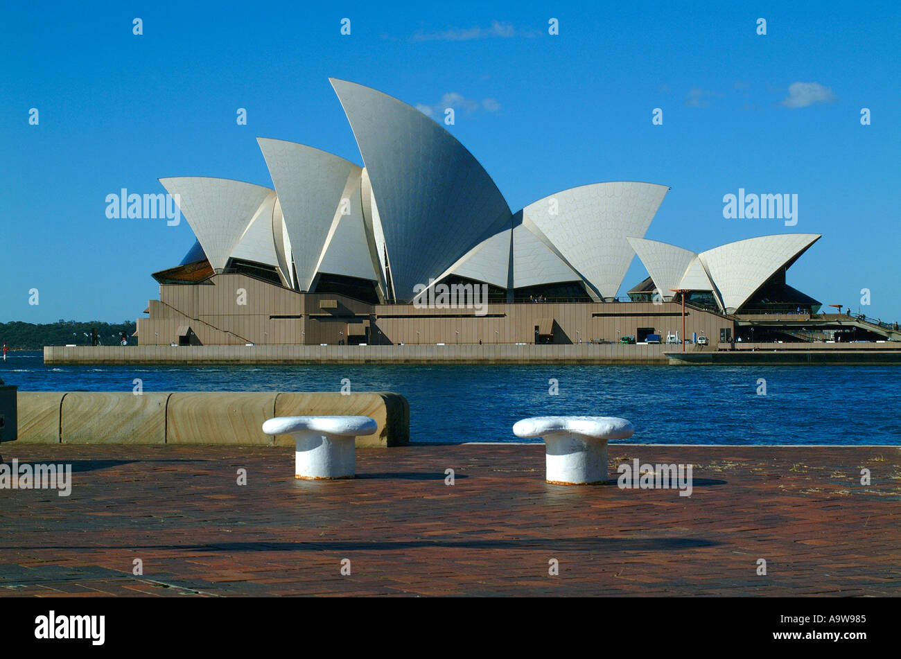 Sydney Opera House, mit blauem Himmel und Meer, gegenüber Docking-Bucht, im Hafen von Sydney Stockfoto