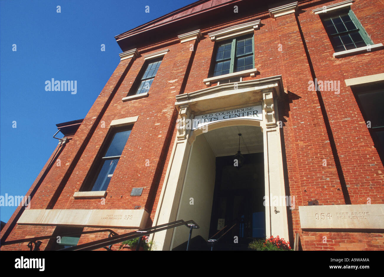 ILLINOIS Woodstock Old Courthouse jetzt das Arts Center roten Backsteingebäude mit weißen Innenstadt Domplatz Stockfoto