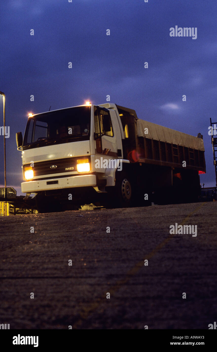 Kipper-LKW in der Nacht Stockfoto