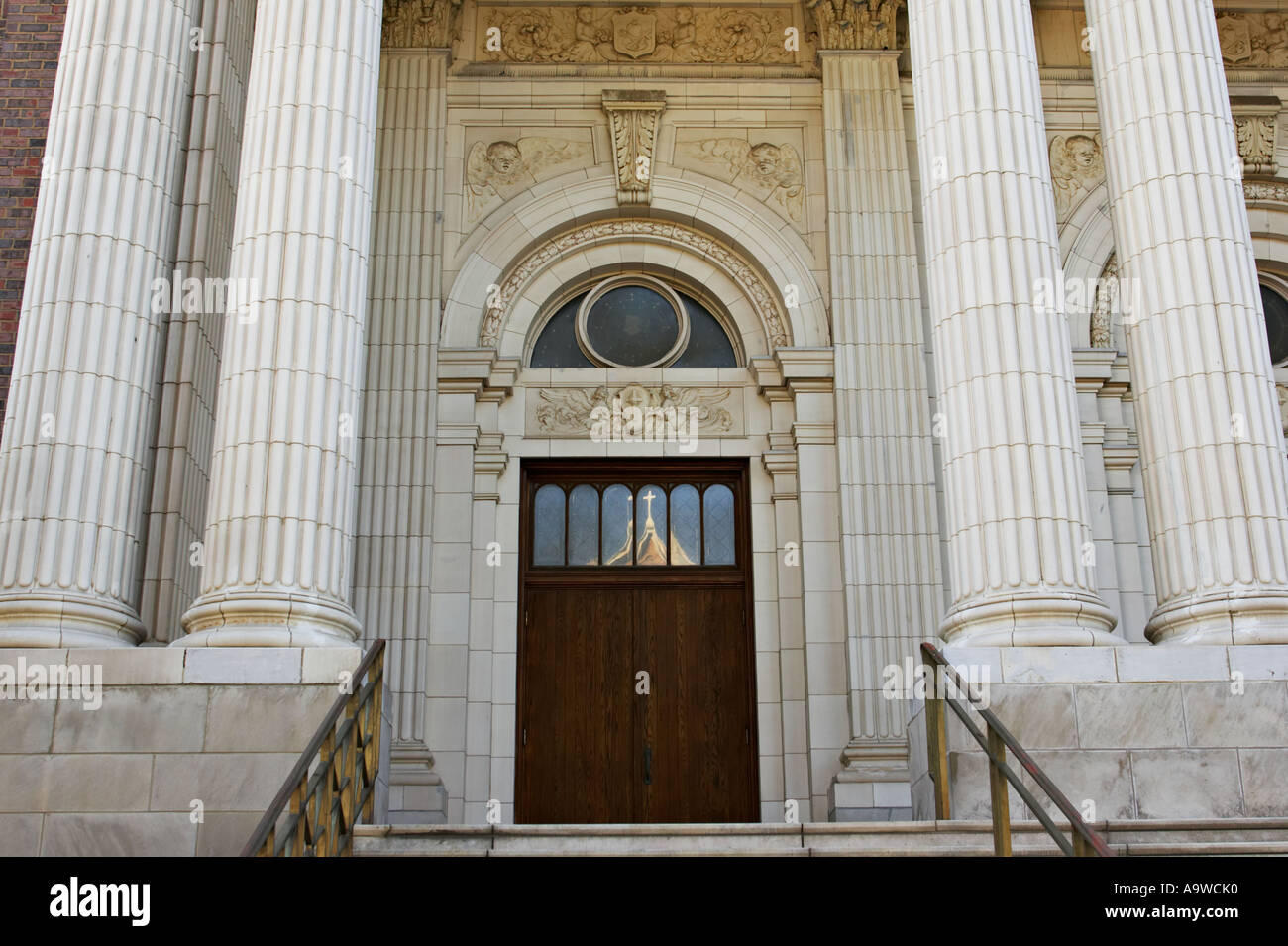 ILLINOIS-Chicago-Säulen am Eingang zum St. Stanislaus Kostka Kirche in Bucktown Nachbarschaft in der Nähe von West Side city Stockfoto