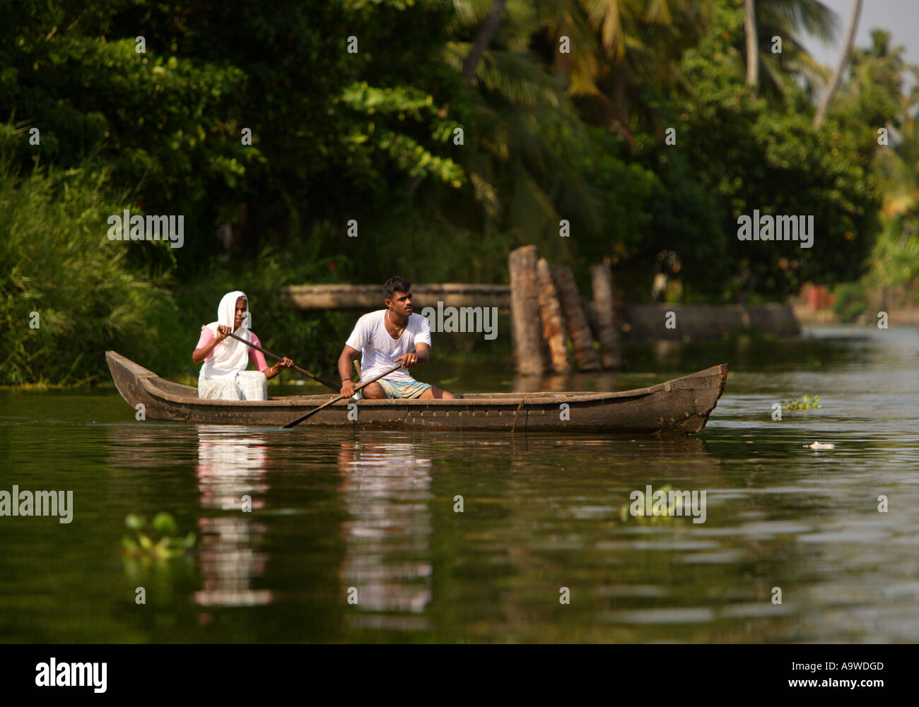 Menschen auf Boot auf Keralas Backwaters, Alappuzha (Alleppey), Kerala, Südindien Stockfoto