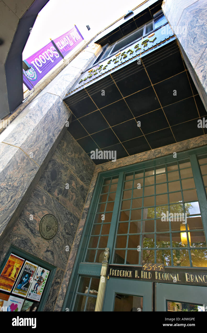 Straße Szene Chicago Illinois alte Stadtschule Volksmusik auf alten Chicago Public Library Gebäude außen Stockfoto