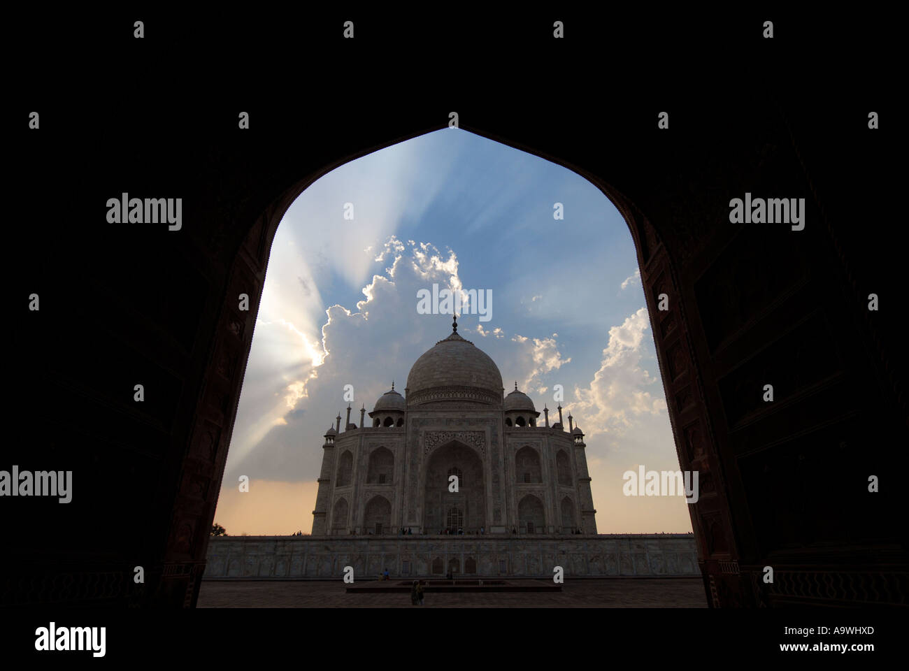 Taj Mahal durch Torbogen späten Nachmittag Agra Uttar Pradesh Indien Stockfoto