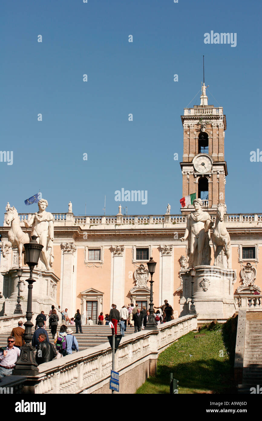 Römische Statuen von den Dioskuren am oberen Rand der Cordonata in den Kapitolinischen Museen in Rom Italien Stockfoto