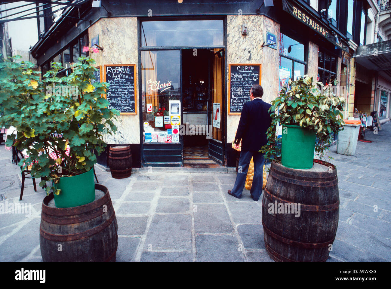 France Paris Restaurant im Viertel Marais hungriger Tourist, der von der Straße aus auf die Speisekarte schaut. Touristenattraktion Stockfoto