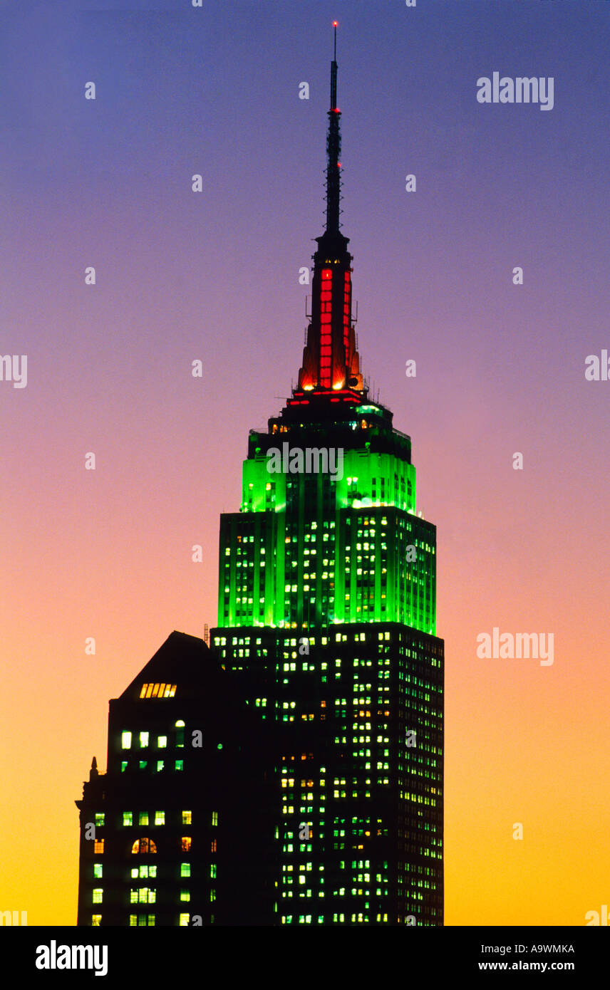 Empire State Building In New York Midtown Manhattan Bei Dammerung Oder Sonnenuntergang Art Deco Erhohte Aussicht Mit Roten Und Grunen Weihnachtslichtern New York City Usa Stockfotografie Alamy