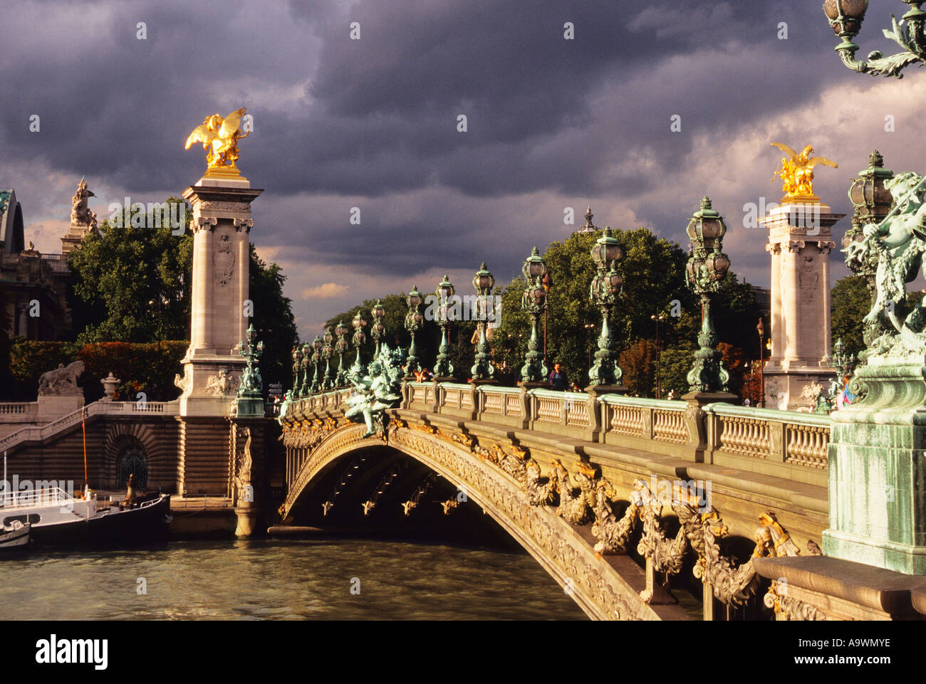 Paris Pont Alexandre III an einem bewölkten Tag. Kunstvolle Beaux-Arts-Architektur aus dem 19. Jahrhundert, Belle Epoque-Brücke mit Jugendstil-Straßenlampen. Frankreich Stockfoto