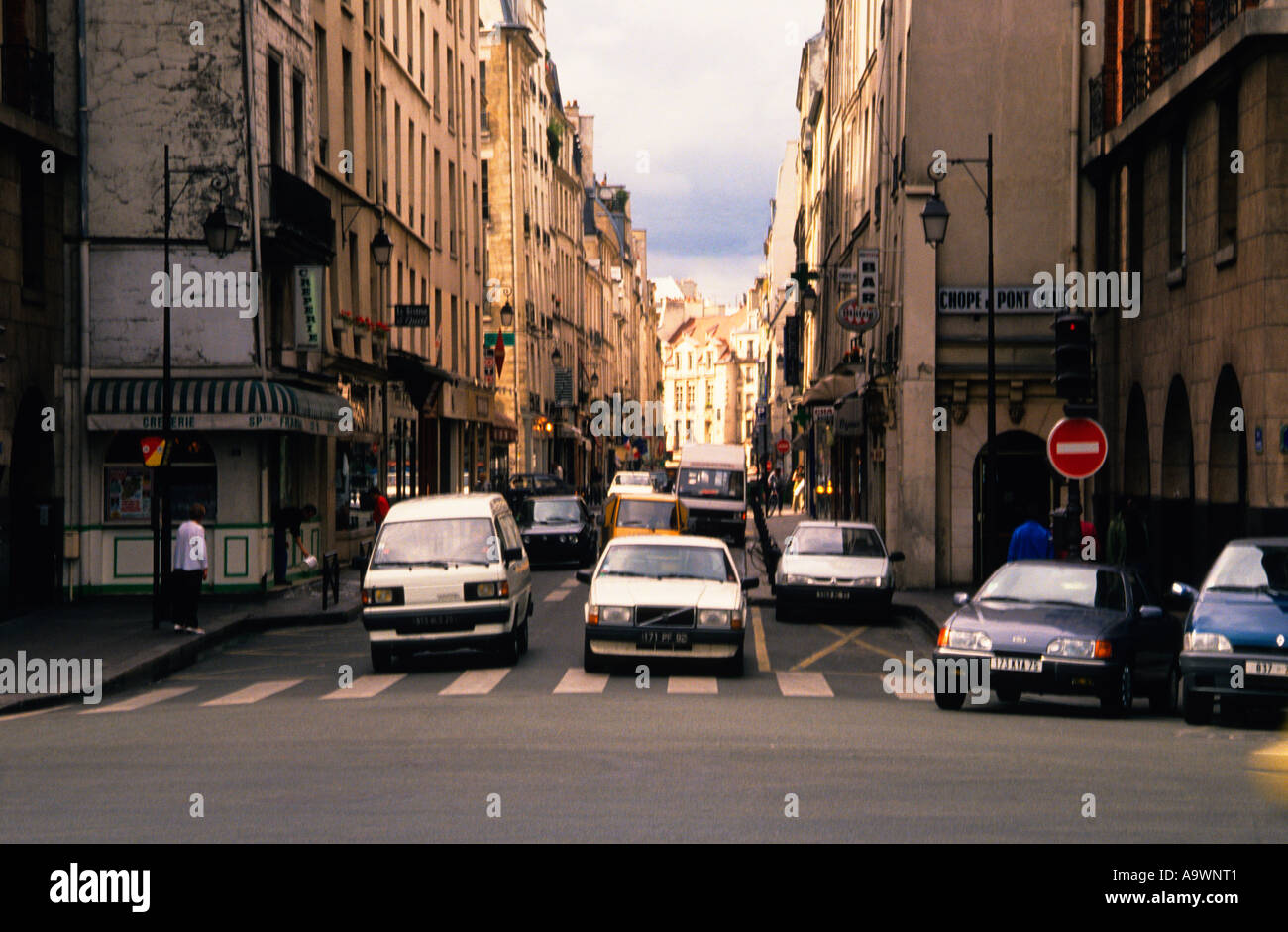 Der Verkehr in Paris hielt an einem Fußgängerübergang am linken Ufer an. Fahrt in Frankreich auf einer Seitenstraße im Quartier Latin an einem Sonntagmorgen. Frankreich Stockfoto