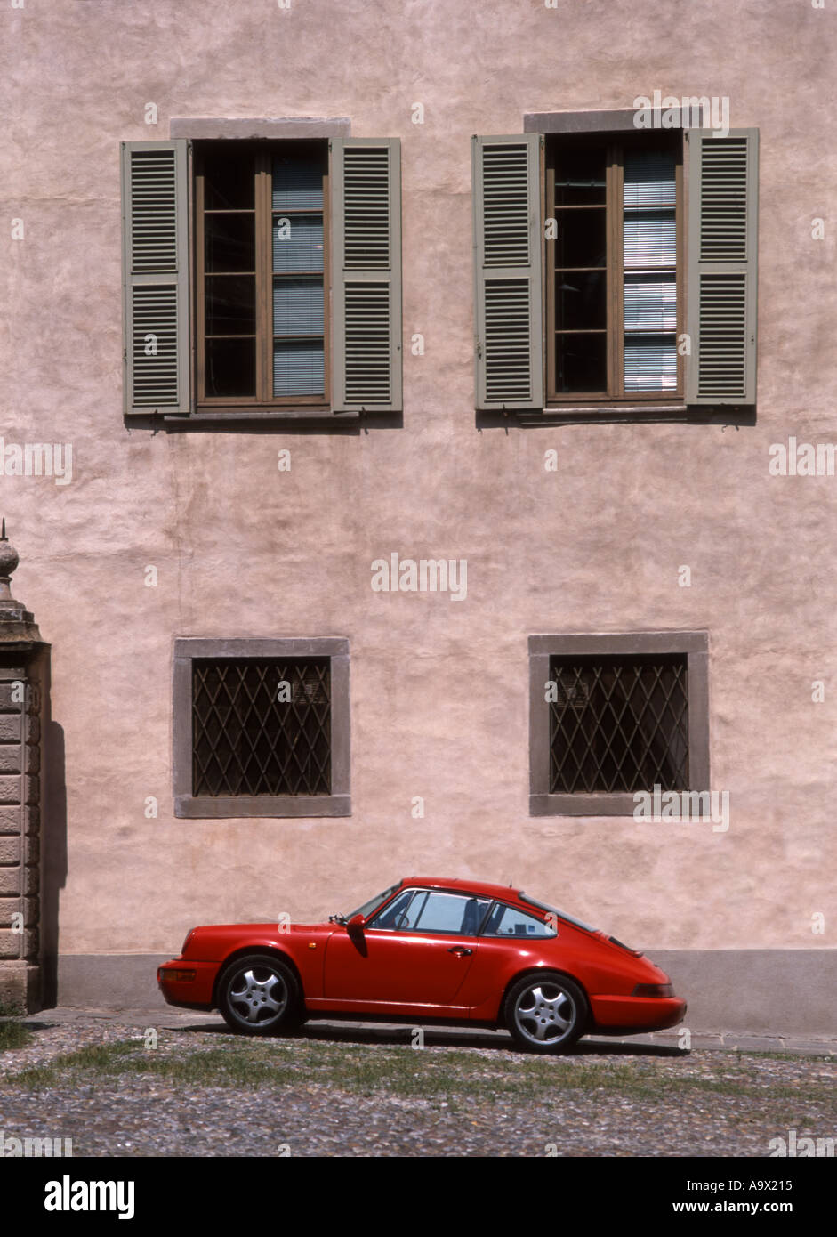 Italien, Lombardei, Bergamo. Porsche 911 Auto geparkt auf der Piazza Duomo Stockfoto