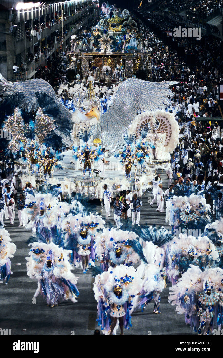 Rio De Janeiro, Brasilien. Karneval, Samba-Schule; Übersicht über Sambadrome in blau weiß und Gold mit dem Portela Vogel. Stockfoto