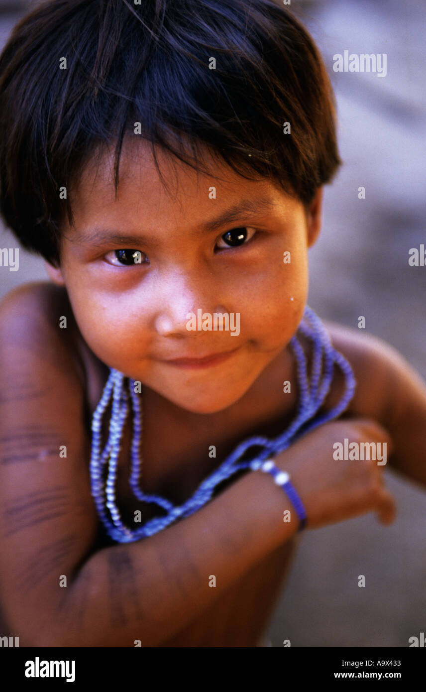 Koatinemo Dorf, Brasilien. Assurini indische Mädchen mit blauen Perlen Halskette. Para-Zustand. Stockfoto