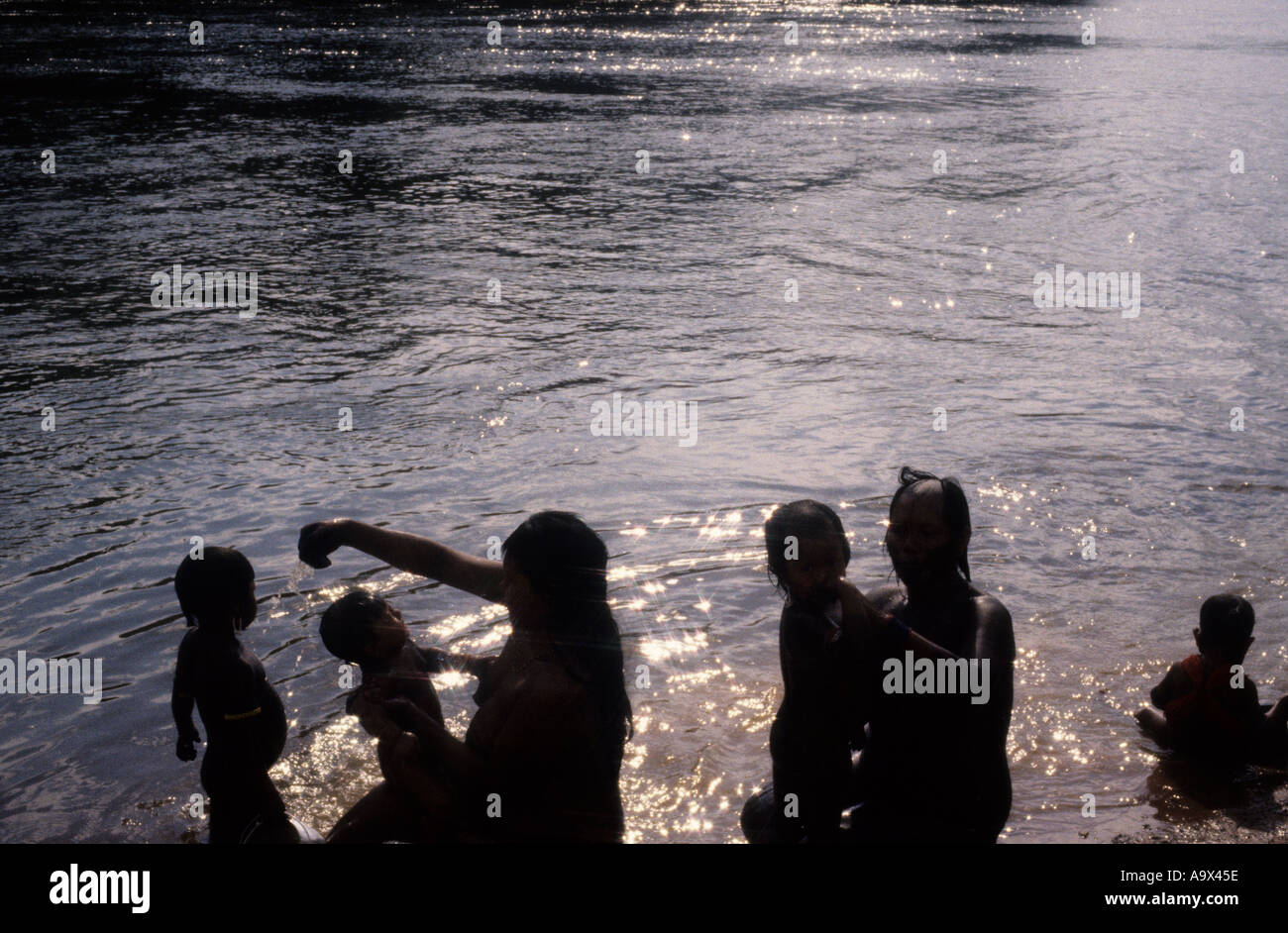 Xingu Indian Girl Fotos Und Bildmaterial In Hoher Auflösung Alamy 