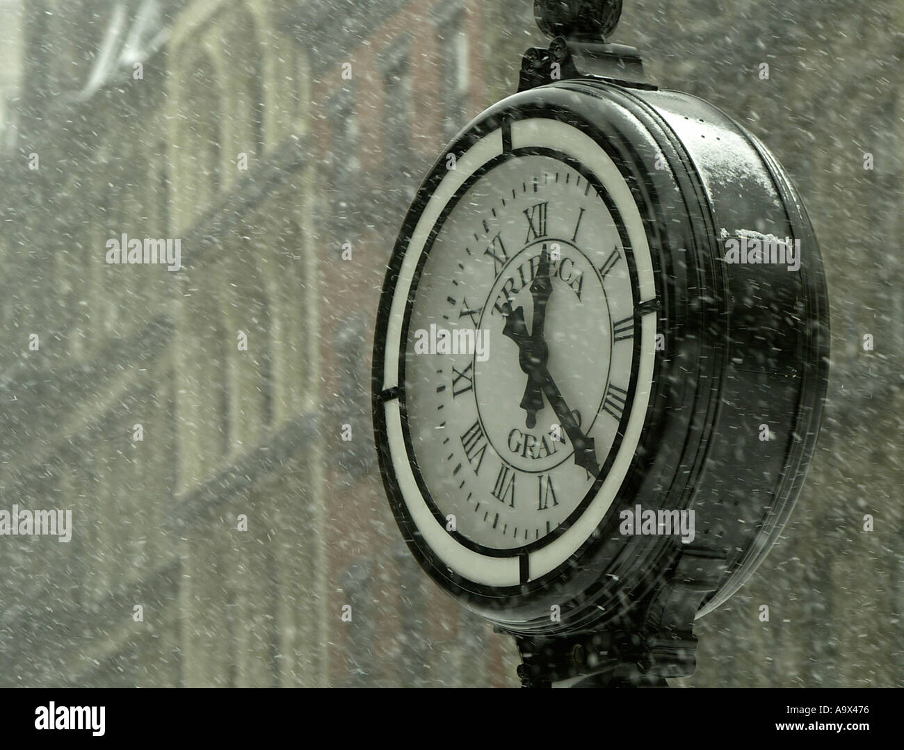 Outdoor-Uhr auf der Straße in New York City Stockfoto