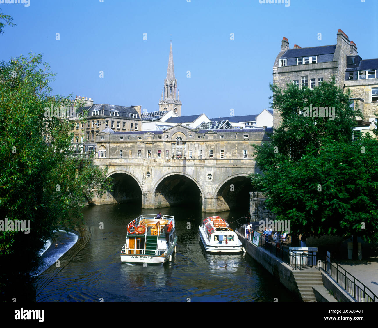 RIVER AVON POULTNEY ALTE STEINERNE BRÜCKE BAD AVON ENGLAND UK Stockfoto