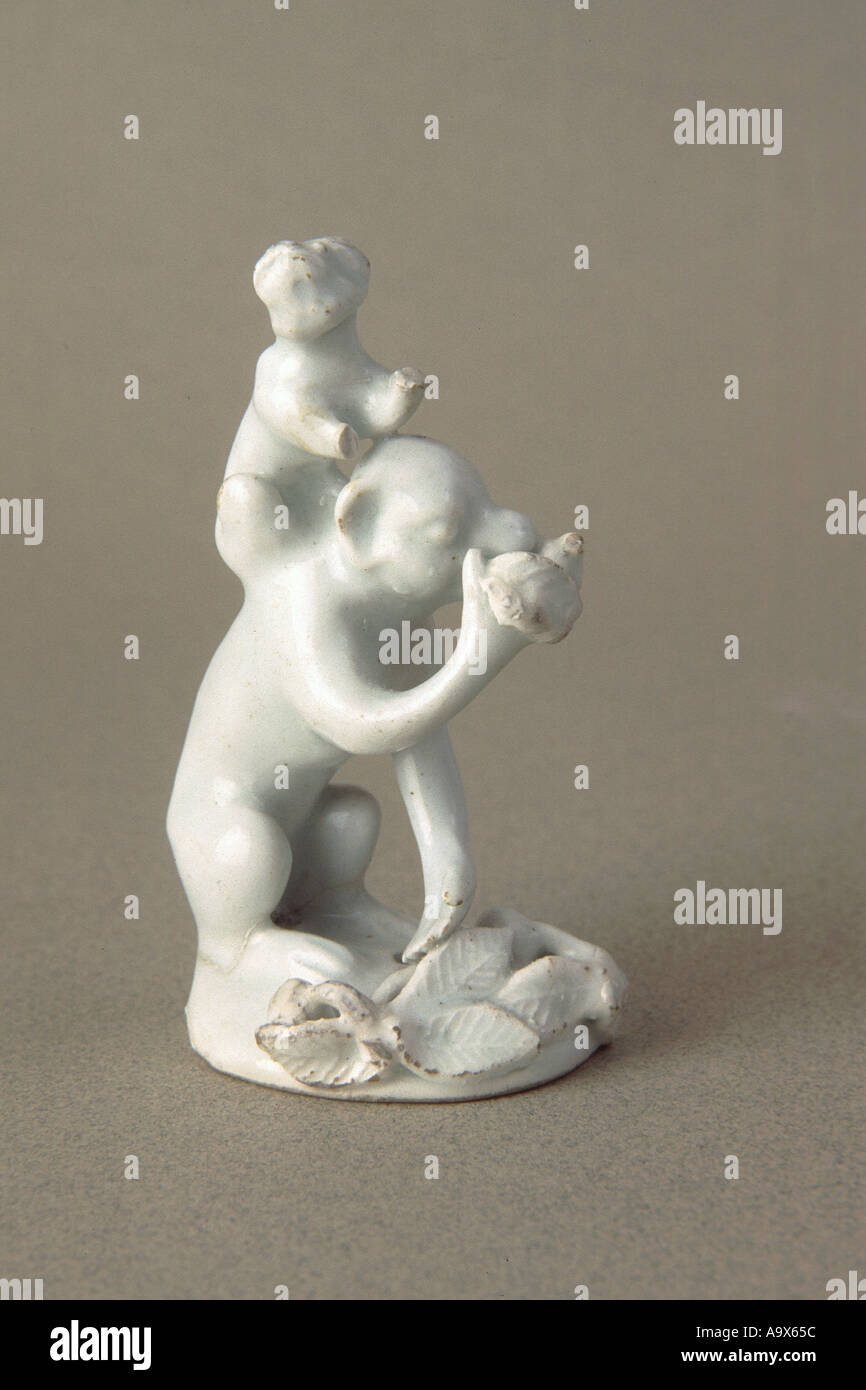Bow Porzellan ein weißes Modell von zwei Affen Circa 1760 aus der Sammlung des London Borough of Newham Stockfoto
