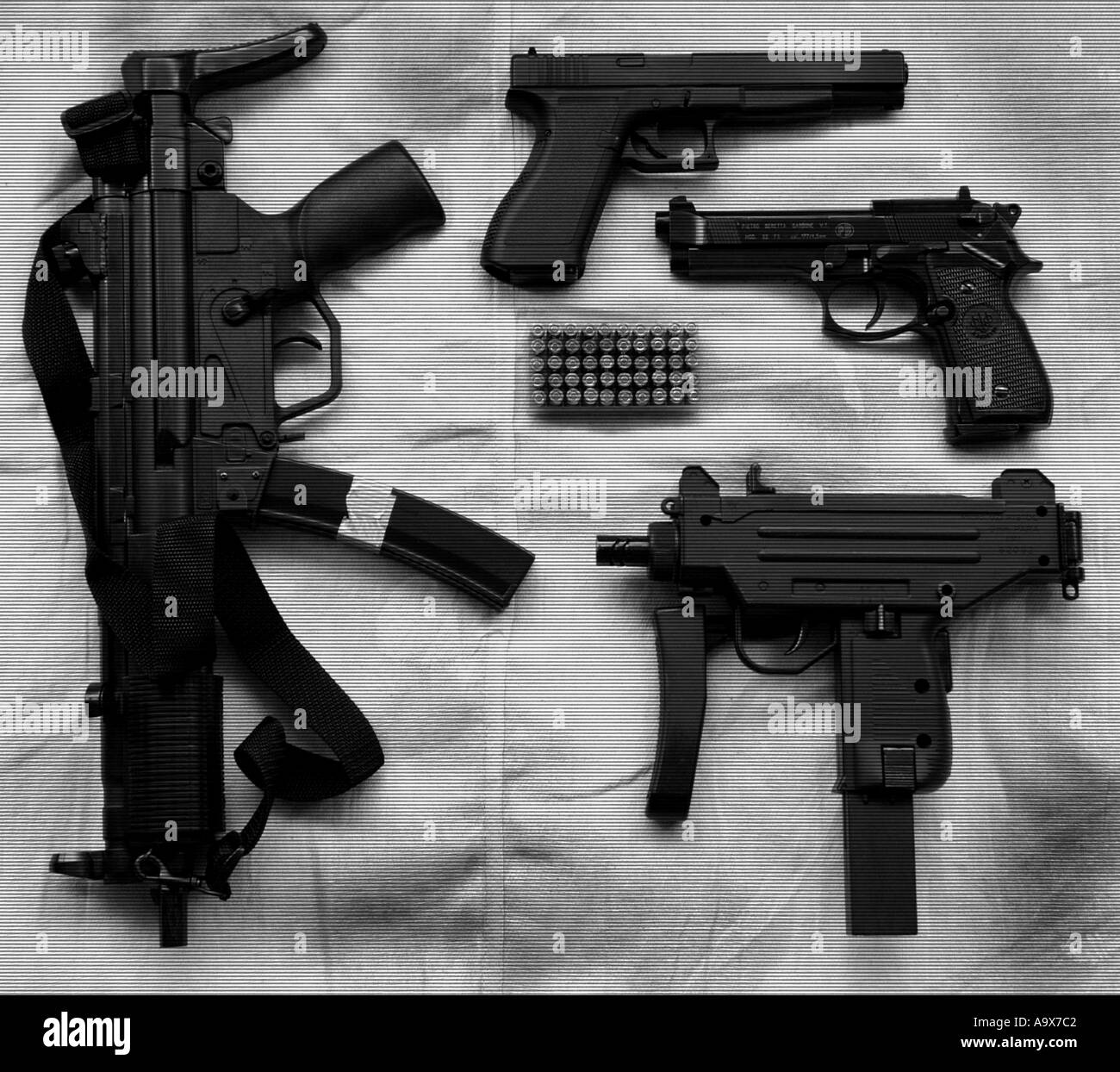 eine Auswahl an Handfeuerwaffen einschließlich eine Uzi Sub Maschinengewehr ein Heckler und Koch MP5 Maschinenpistole Beretta und Glock 17L Pistolen Stockfoto