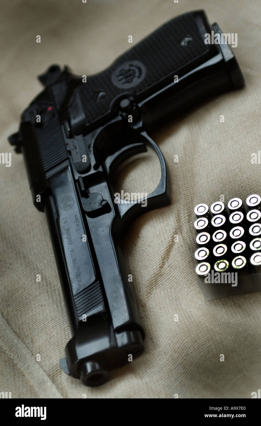 eine Beretta Pistole Pistole mit einem Feld von 9mm Kugeln Munition Pistole Stockfoto
