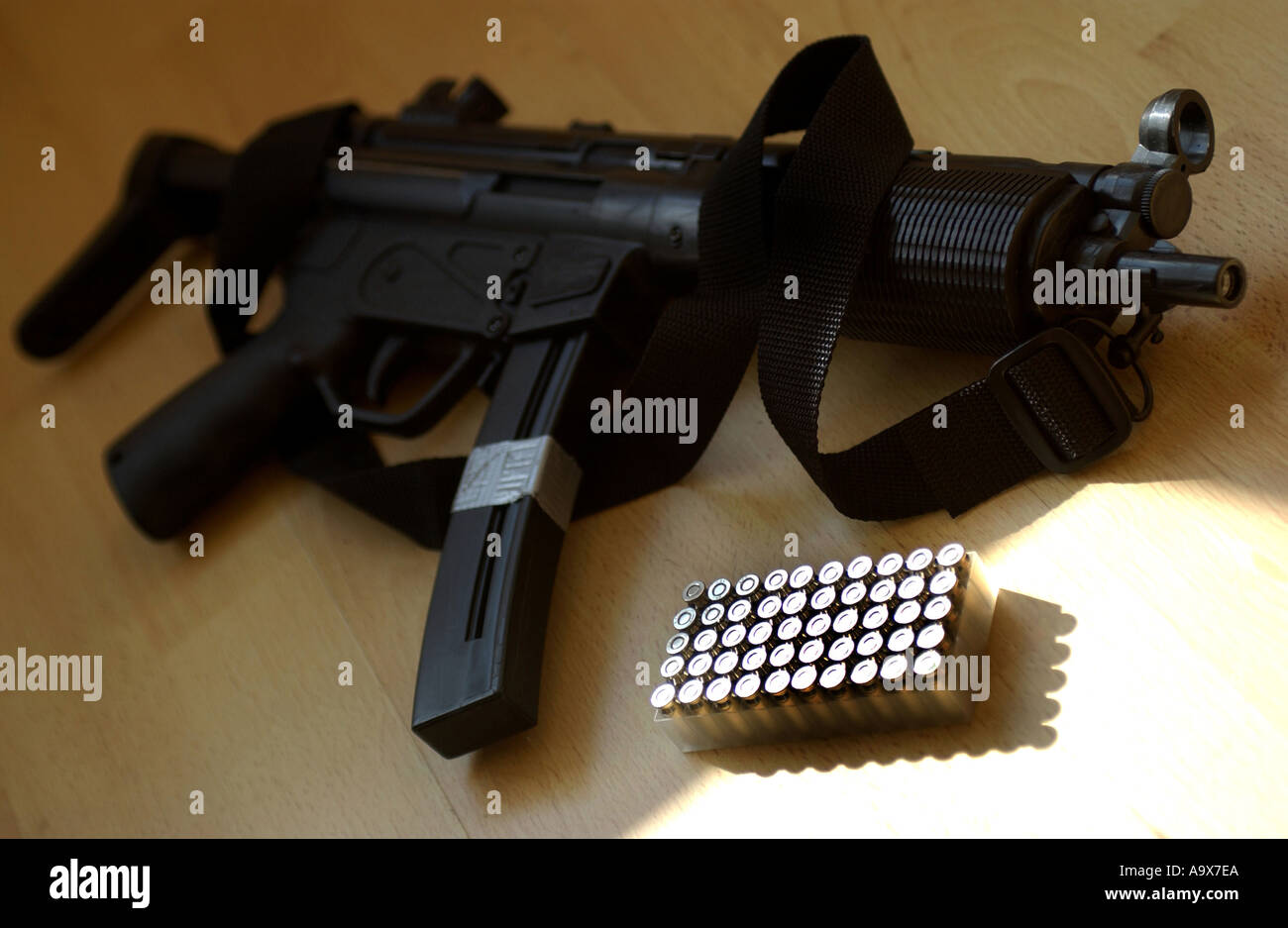Ein Heckler Und Koch Mp5 Maschinenpistole 9mm Kugeln Munition Pistole Stockfotografie Alamy