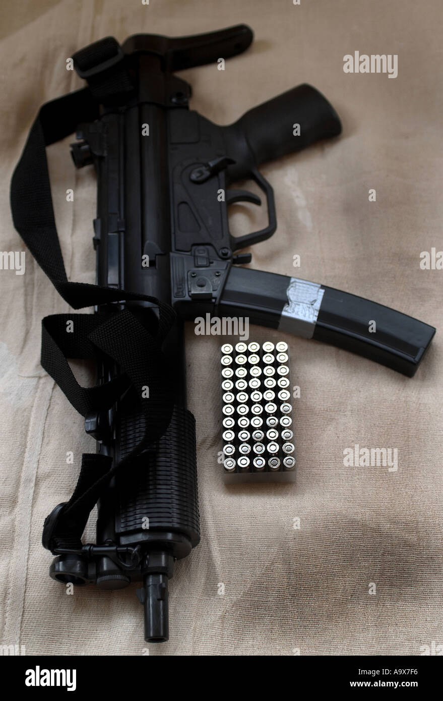 Ein Heckler Und Koch Mp5 Maschinenpistole 9mm Kugeln Munition Pistole Stockfotografie Alamy