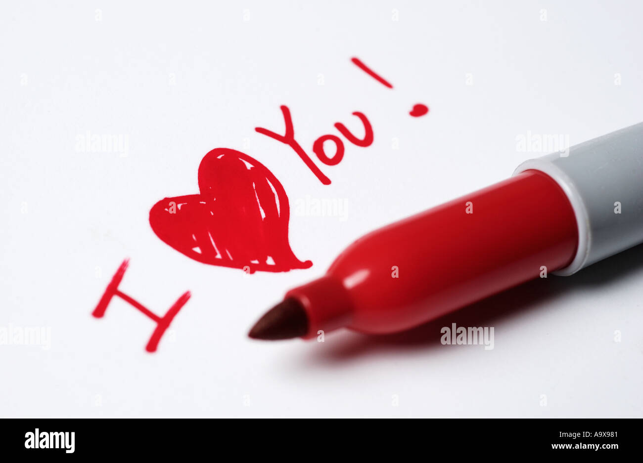 Ich liebe dich mit roter Tinte Stift auf Papier gezeichnet Stockfoto