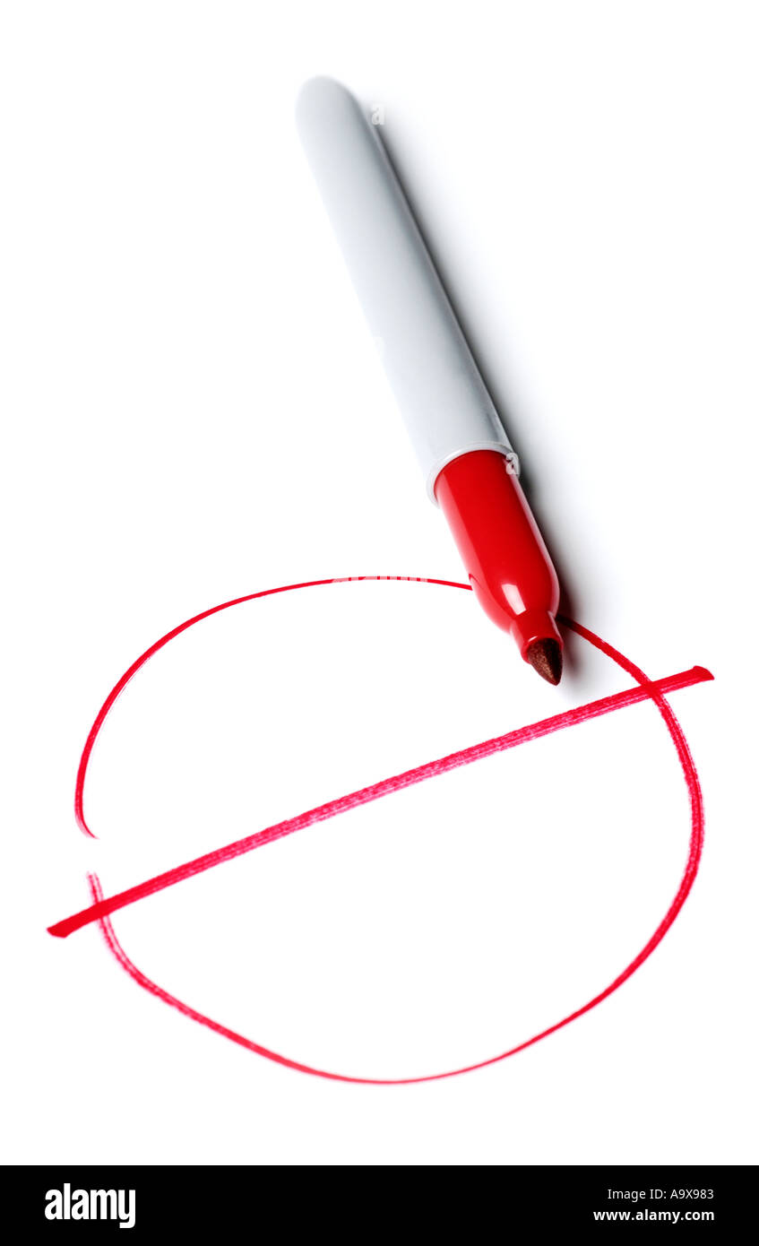 Kreis mit Linie durch auf Papier mit roter Tinte Stift Stockfoto