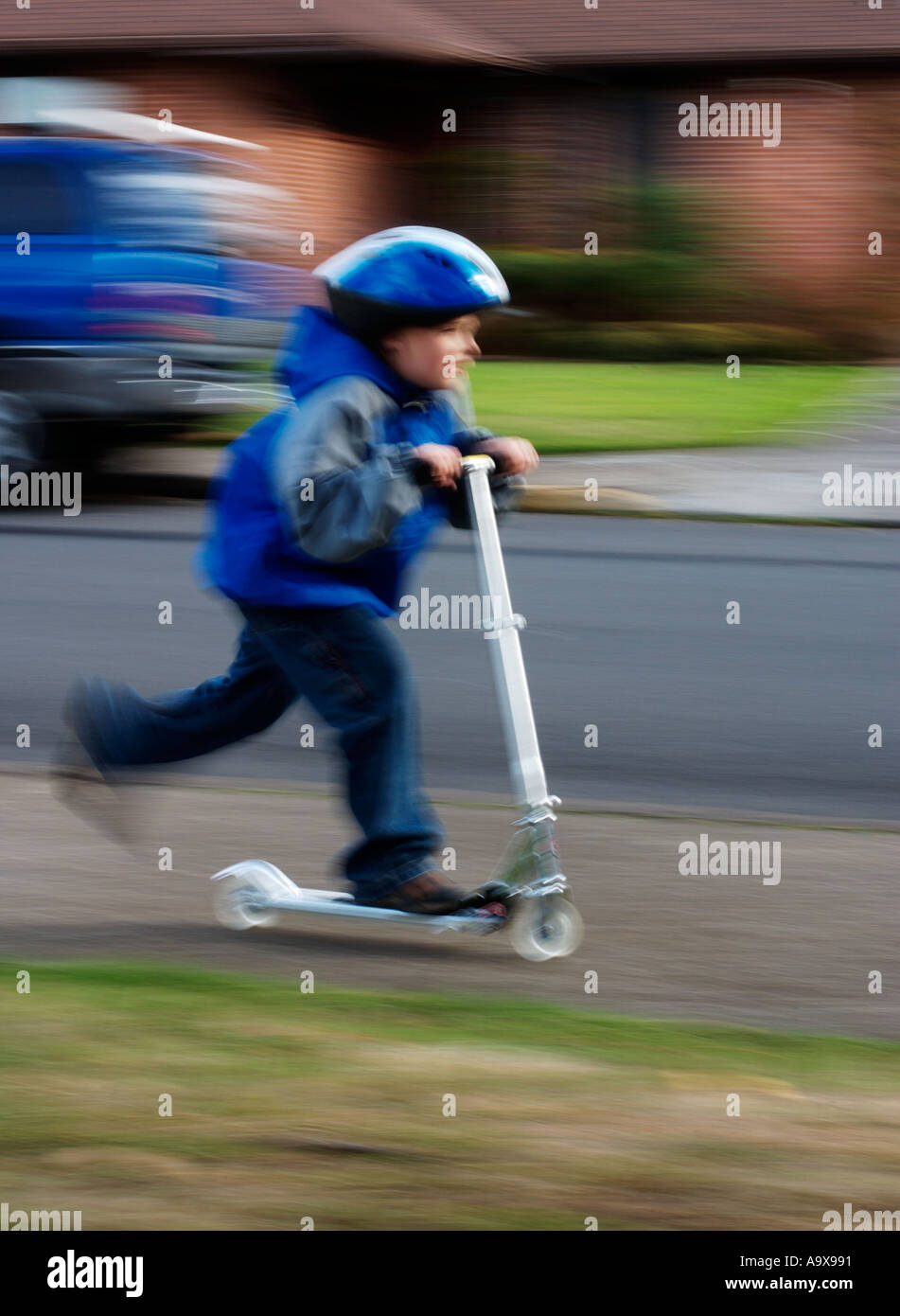 junge Reiten scooter Stockfoto