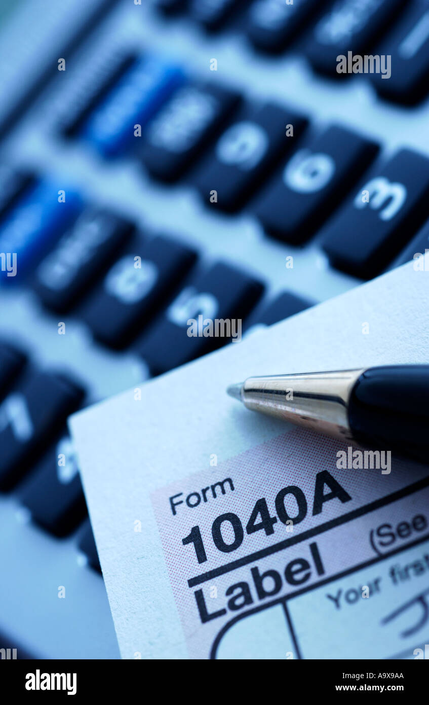IRS-Einkommensteuer-Rechner mit Stift Stockfoto
