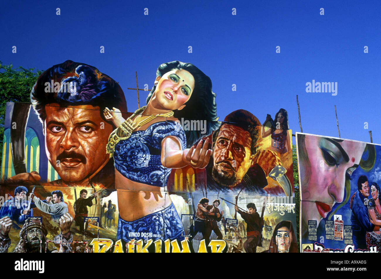 BOLLYWOOD-FILMPLAKATE AUF AUSSENWERBUNG NEW DELHI UTTAR PRADESH INDIA Stockfoto