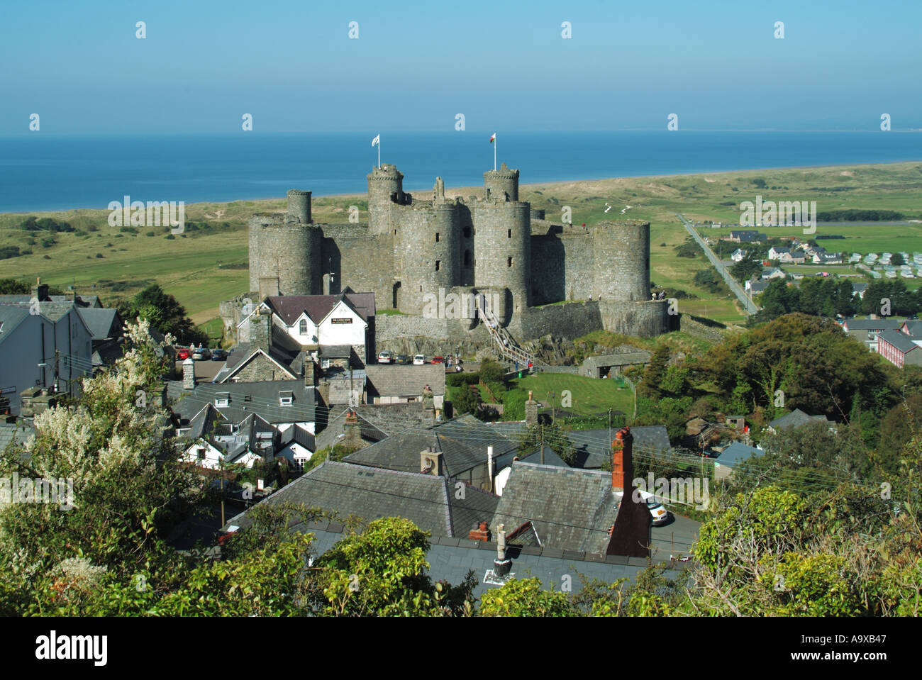 Zum UNESCO-Weltkulturerbe gehörendes Gebäude Harlech Castle mittelalterliche Festung eine Sandsteinruine aus dem 13. Jahrhundert auf Felsen in der Nähe der Irischen See Stockfoto