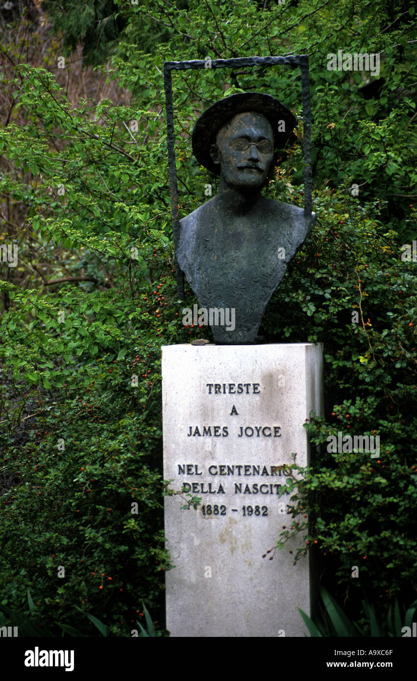 Etwas seltsam Bronzefigur von James Joyce in einem öffentlichen Park in Triest Italien mit anderen literarischen Figuren Stockfoto