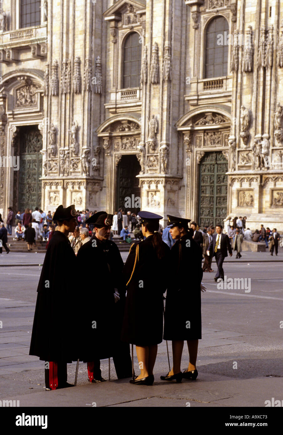 Gruppe von Männern und Frauen Polizei am Duomo Milan Italien Europa Stockfoto