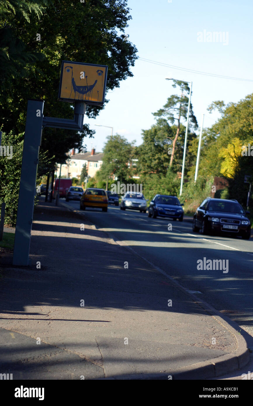 schwer zu sehen, versteckte glücklichen Smiley Gatso Blitzer auf Straße Stockfoto