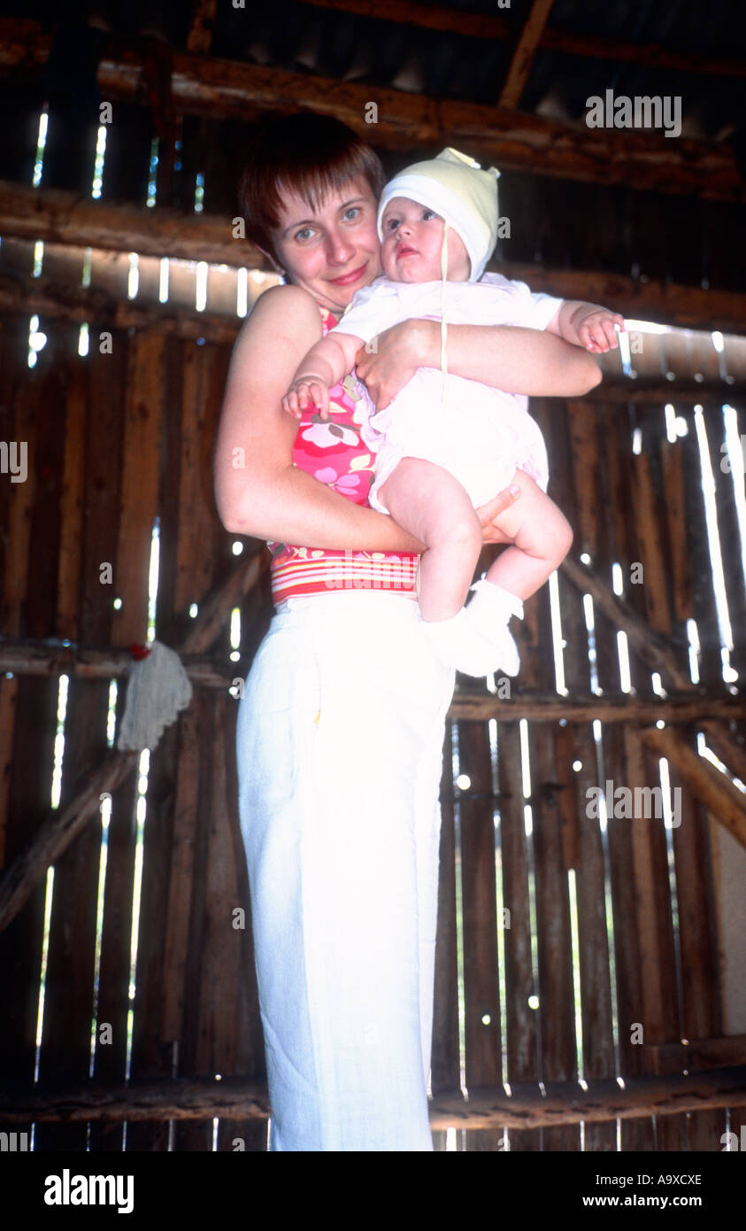 Polen, Uniejow, Mutter mit Baby Girl (3-6 Monate) im Stall Stockfoto