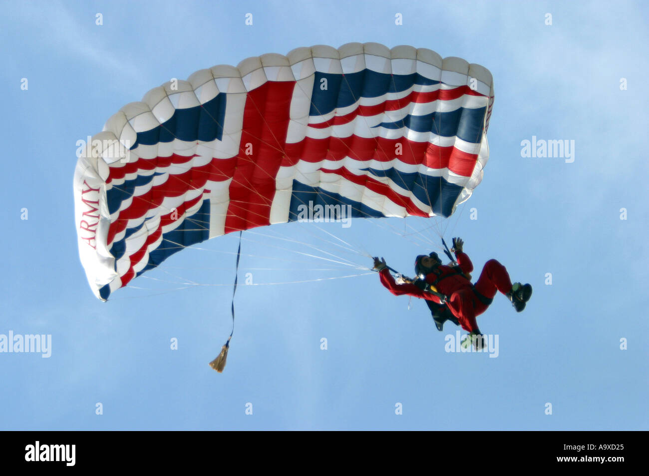 Rote Teufel britischen Para Soldat Regiment sinkt auf Land an eine Antenne Display bei einer Sommer-Show im Vereinigten Königreich Stockfoto