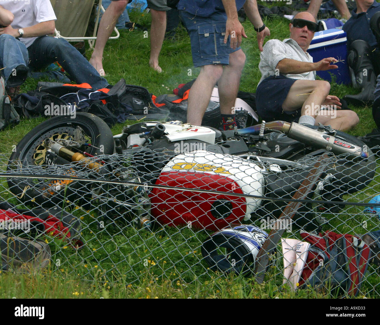britische Superbike Arbeitsunfall Thruxton circuit wo Dijon Compton Rennen Motorrad treffen zwei Zuschauer nach einem Sturz über Zaun Stockfoto