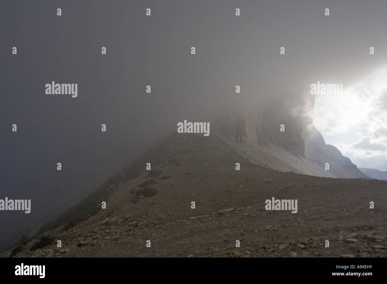 Drei Zinnen (Tre Cime Lavaredo) bei dichtem Nebel, Italien, Sextner Dolomiten Stockfoto