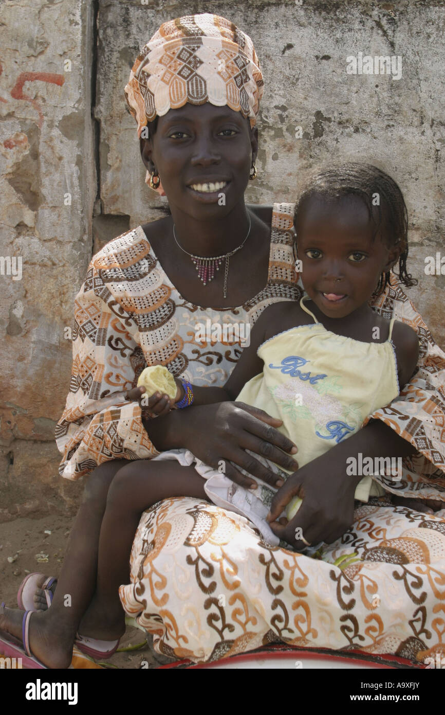 Mutter mit Kind posiert für die Kamera, Gambia Stockfoto