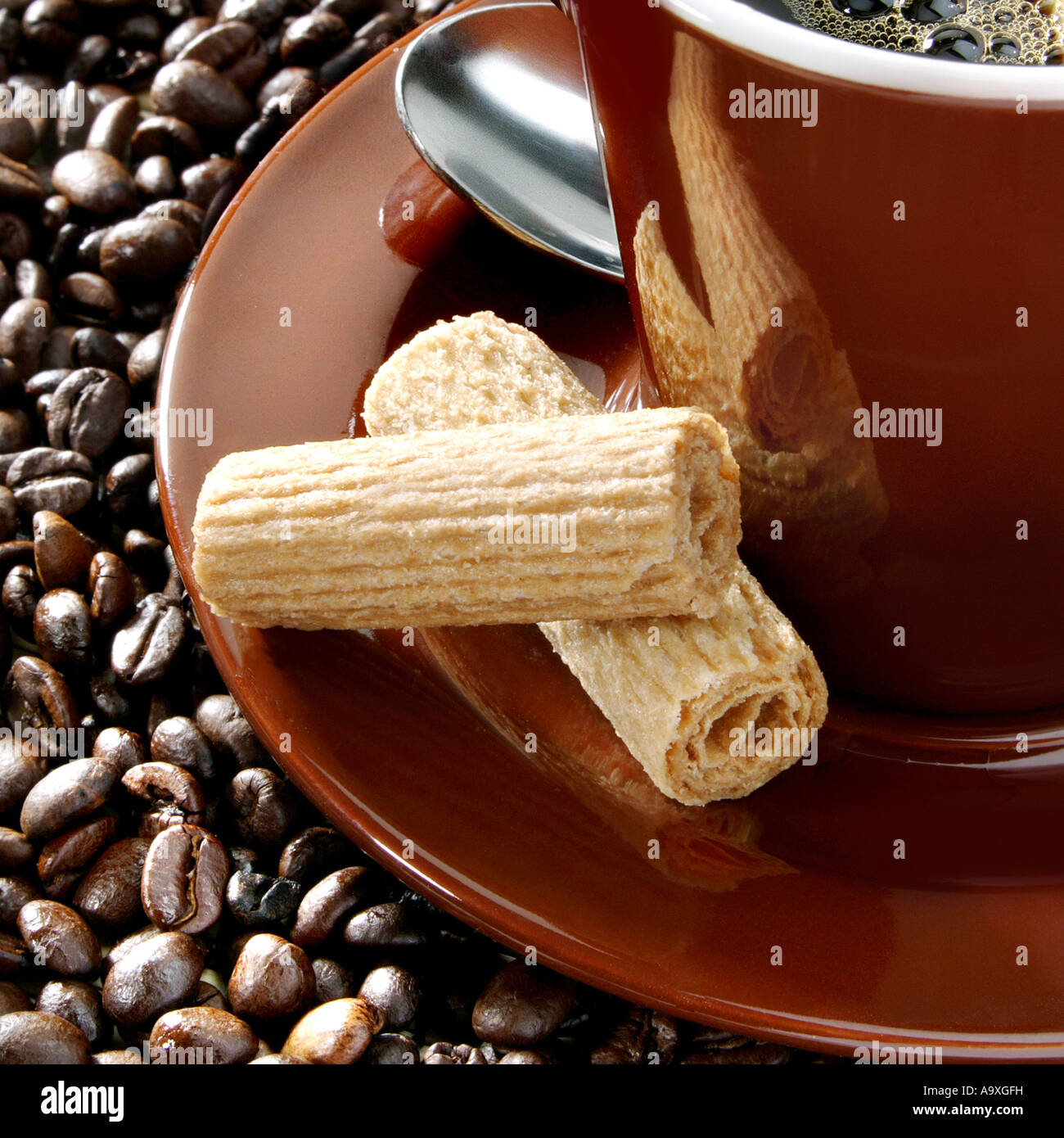 Tasse mit Kaffeebohnen Stockfoto