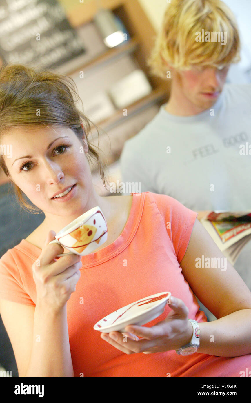 junge Frau trinkt eine Tasse Kaffee Stockfoto