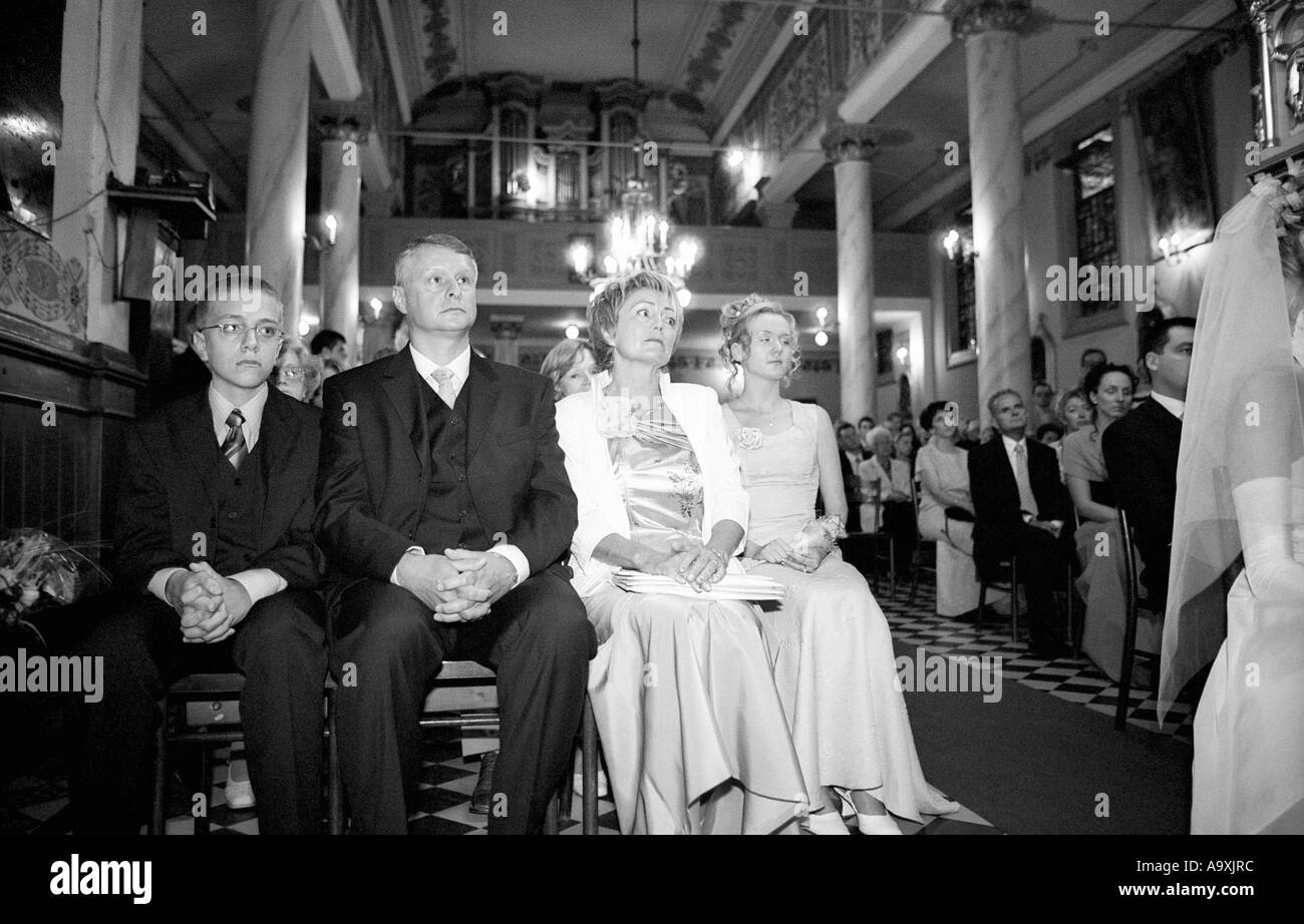 Polen, Lodz, Hochzeitsgäste sitzen in der Kirche (B&W) Stockfoto