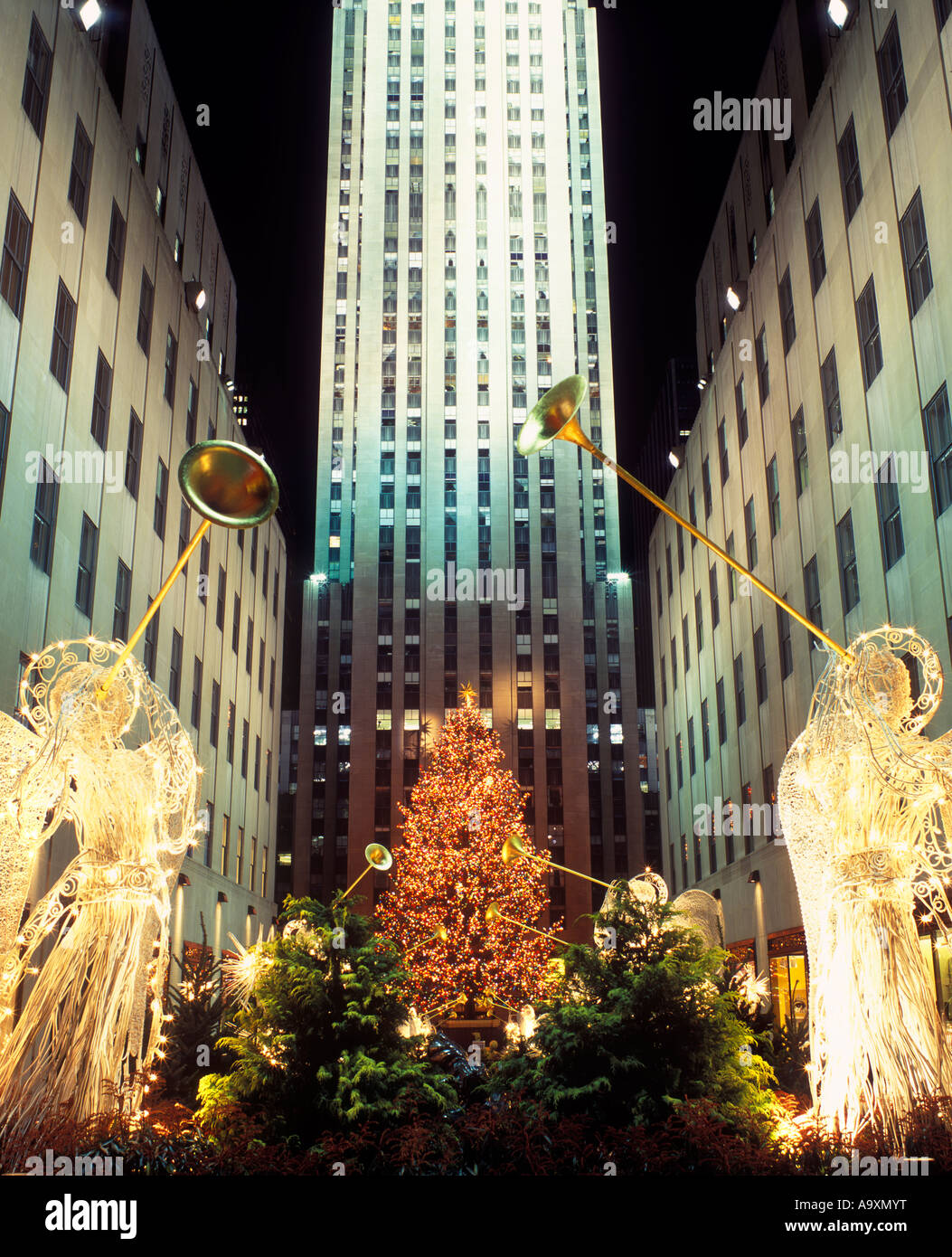 CHRISTMAS TREE ENGEL ROCKEFELLER CENTER (© RAYMOND HOOD 1939) FIFTH AVENUE IN MANHATTAN NEW YORK CITY USA Stockfoto