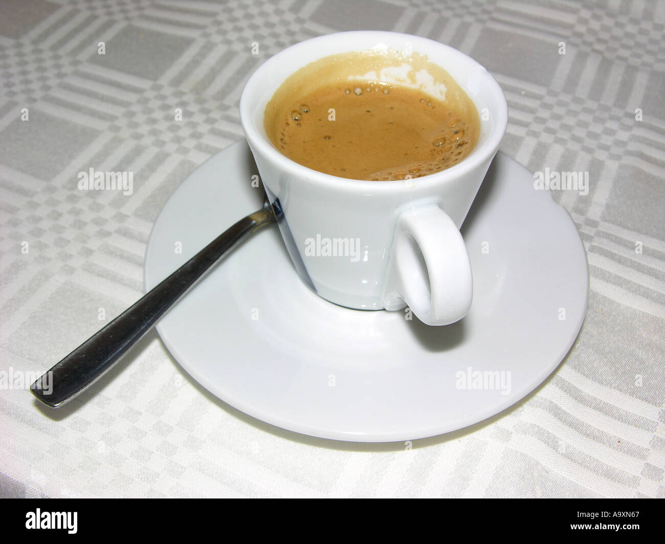 Stillleben mit einer Tasse Kaffee in einer bar Stockfoto