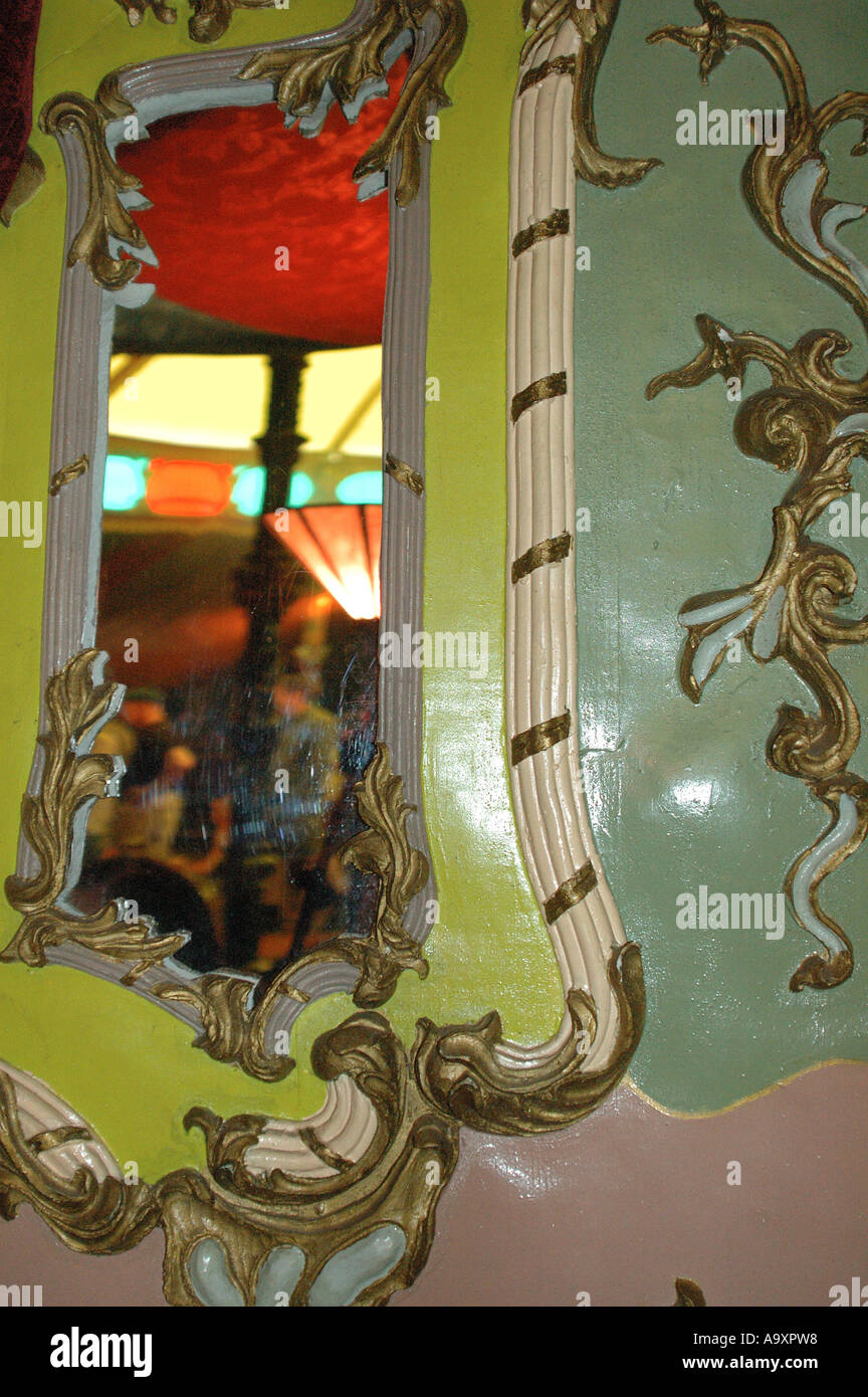 Publikum spiegelt sich in einer verzierten Spiegel im Spiegel Zelt beim Womad Festival, reading, uk Stockfoto