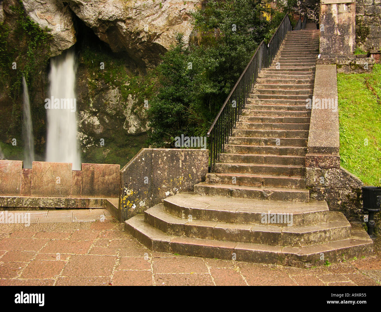 Außenaufnahme - ein Stoned Treppenhaus und Wasserfall Stockfoto