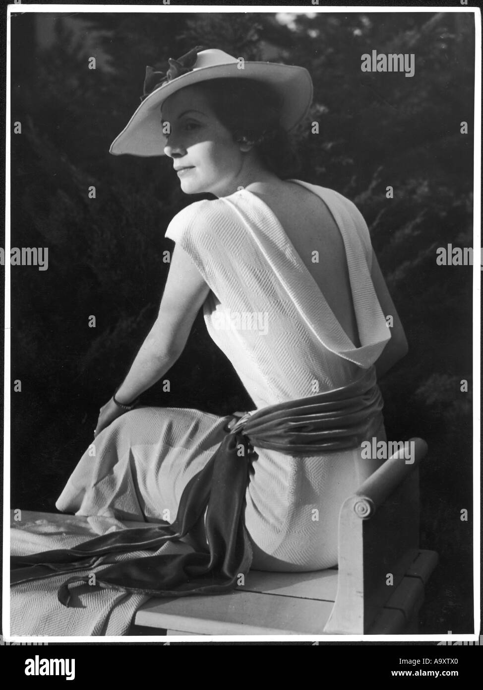 Niedrige rückseitige Kleid der 1930er Jahre Stockfoto