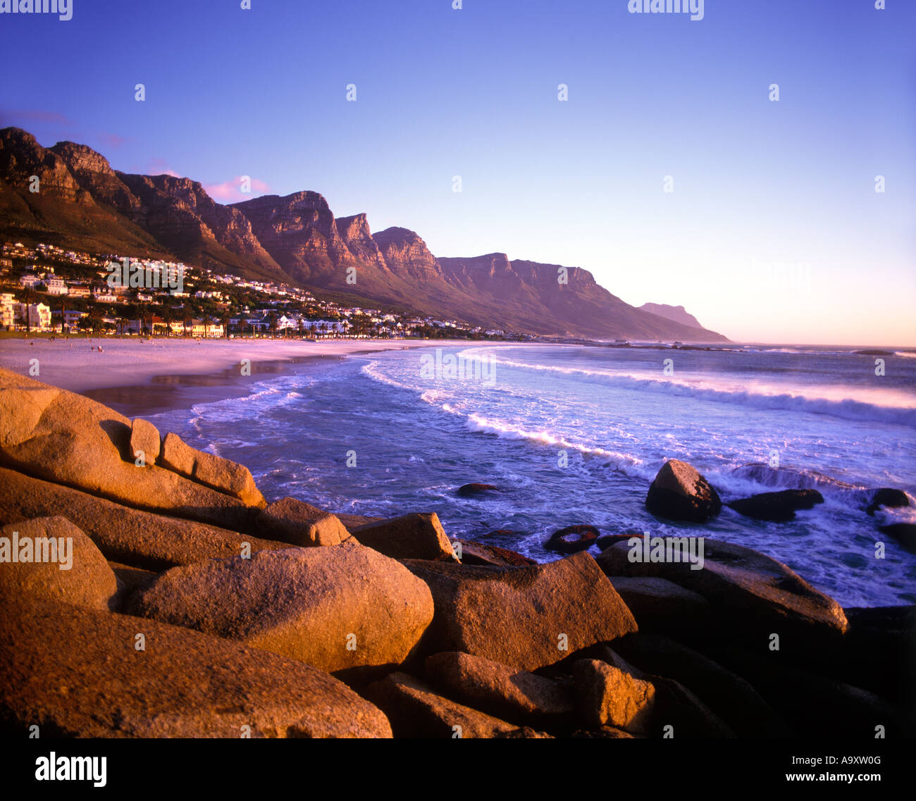SURFEN SIE AUF FELSEN SCENIC ZWÖLF APOSTEL CAMPS BAY KÜSTE CAPE TOWN-SÜDAFRIKA Stockfoto