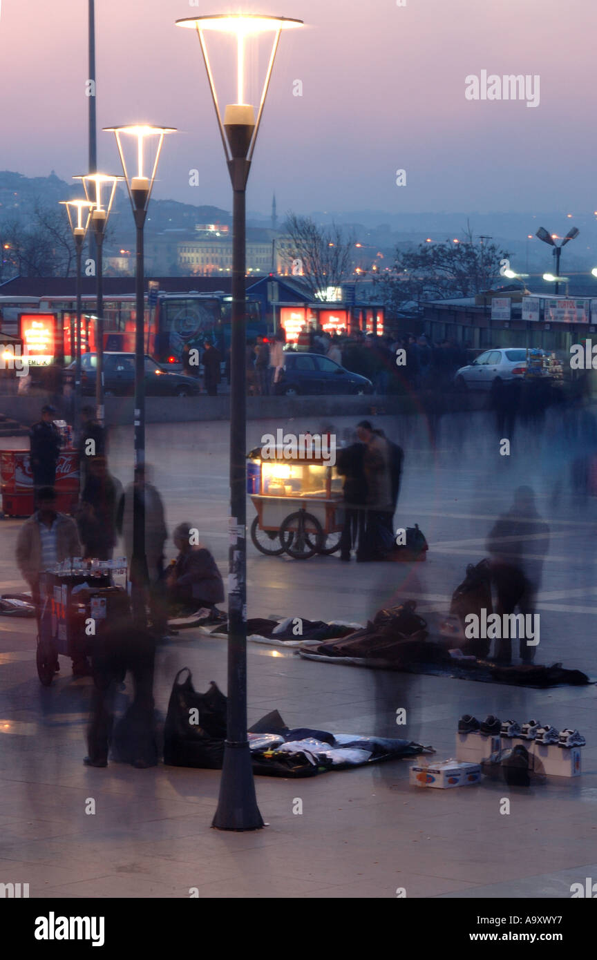 Fliegen Sie Kannen packen ihre Stände nach Sonnenuntergang im Bereich Eminonu, Istanbul, Türkei Stockfoto