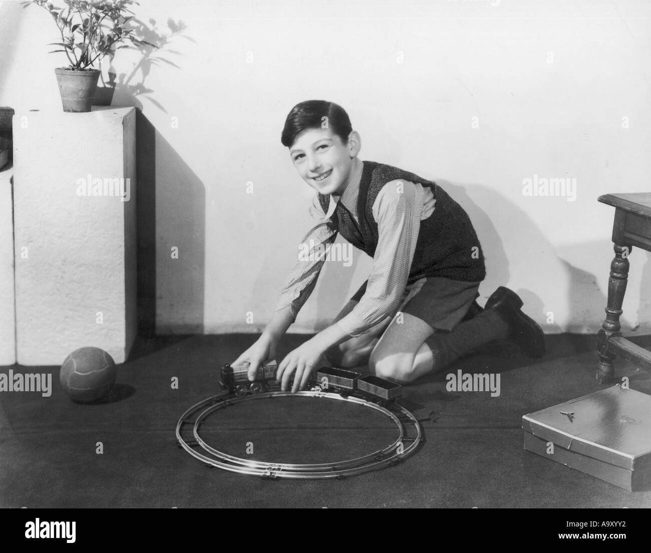 Junge mit Eisenbahn-Set Stockfoto