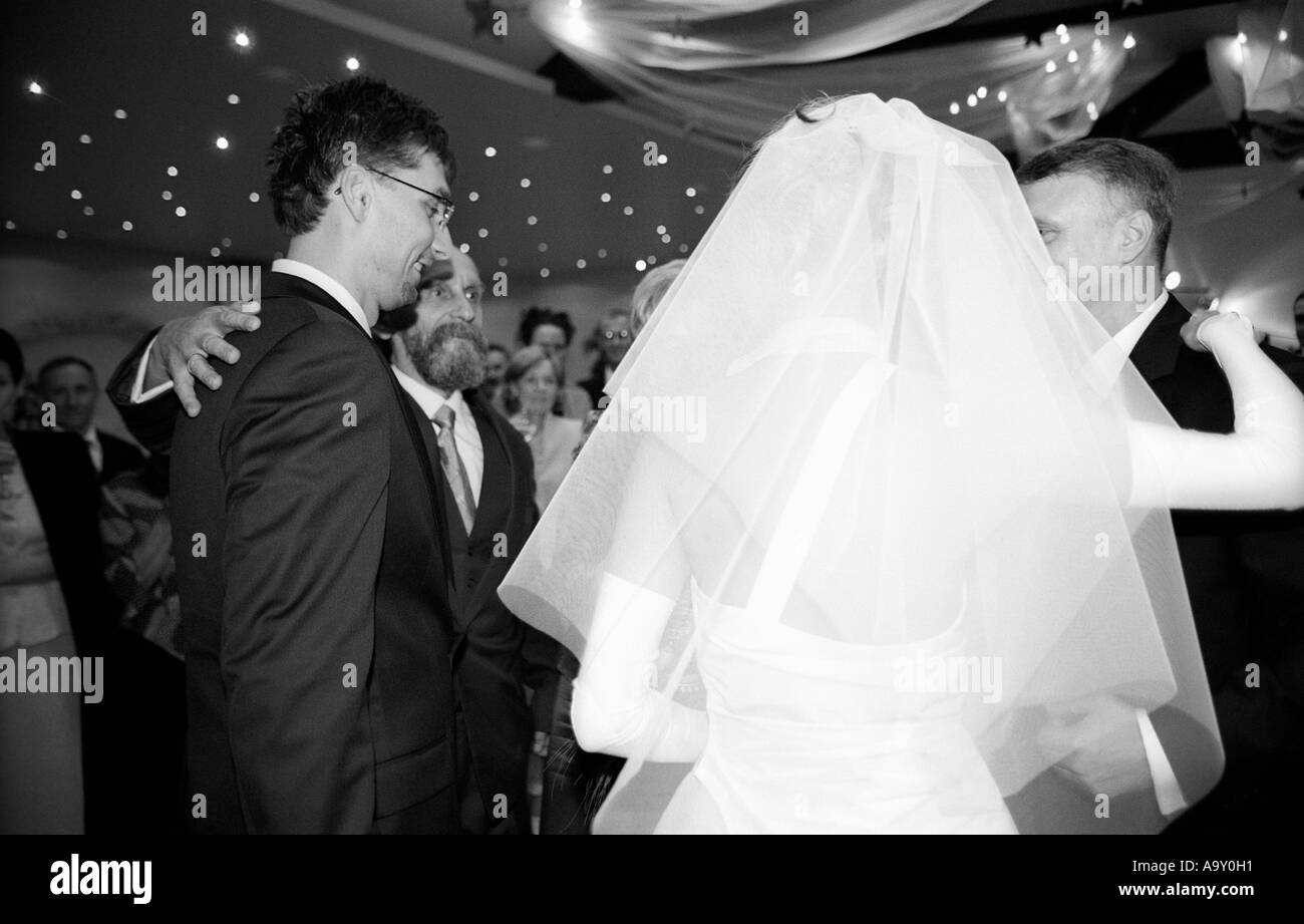 Polen, Lodz, Eltern stehen Braut und Bräutigam in Party, hintere Ansicht (B&W) Stockfoto